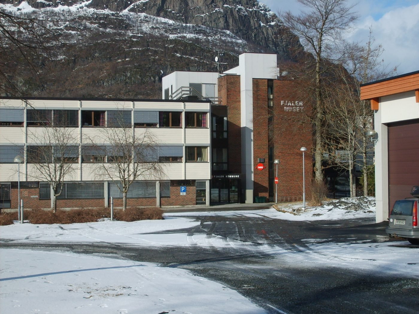 Fjalerhuset, the municipal building in Dale, under snow at the foot of the mountain