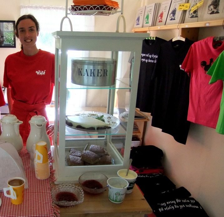 Angélique Olivia souriante derrière le comptoir à gâteaux du café de la maison Jakob Sande, à Dale
