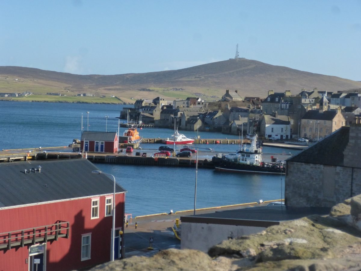 Le port de Lerwick et ses maisons de pierre, aux Shetland