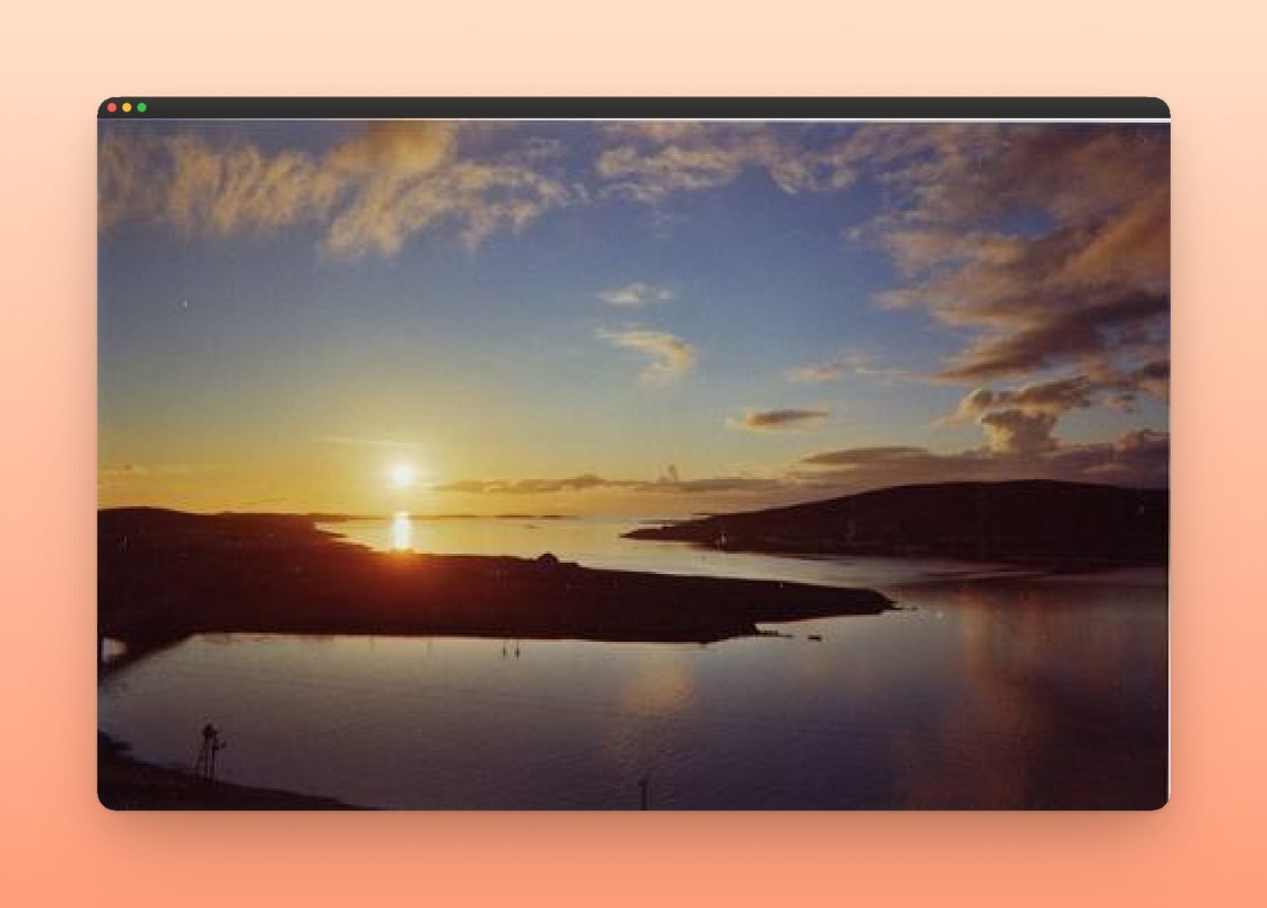 Coucher de soleil sur la mer et les îles basses aux environs de Scalloway, aux Shetland