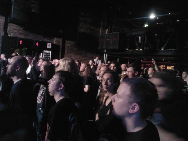 Le public d’un concert de Morbid Angel dans une salle sombre de Glasgow