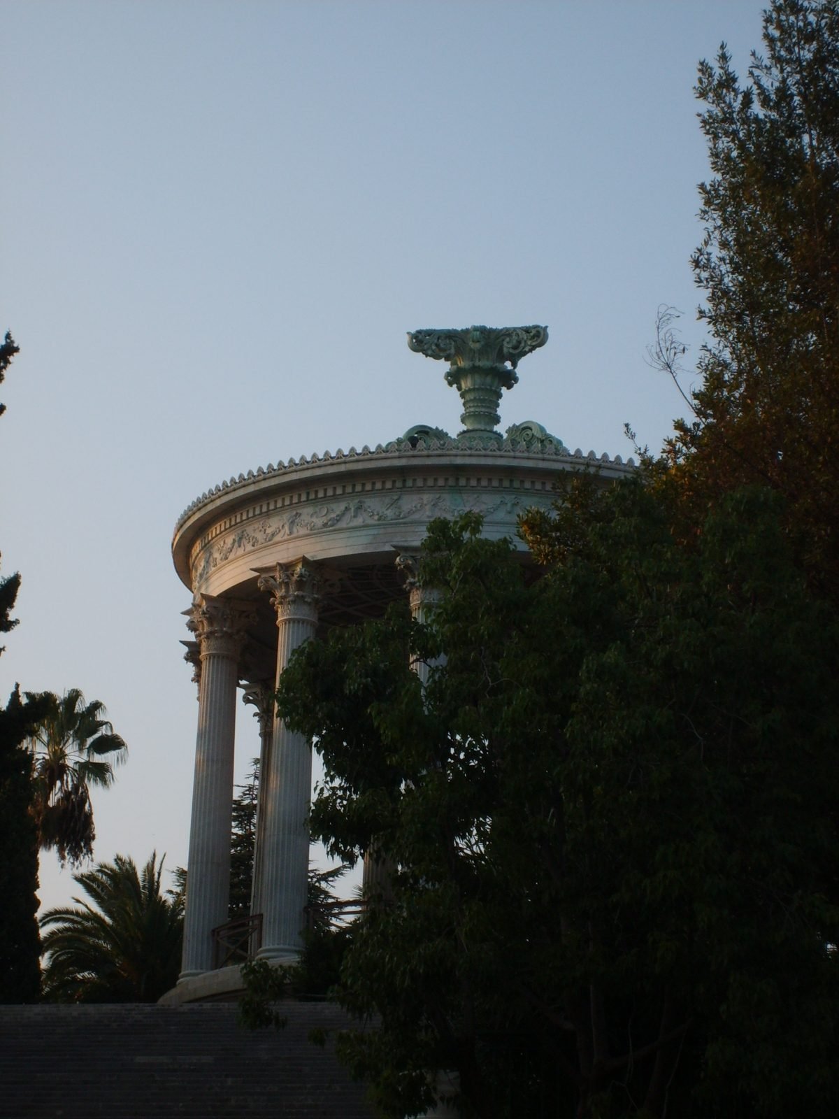 La gloriette à colonnes du parc Chambrun, à Nice, entourée de palmiers au crépuscule