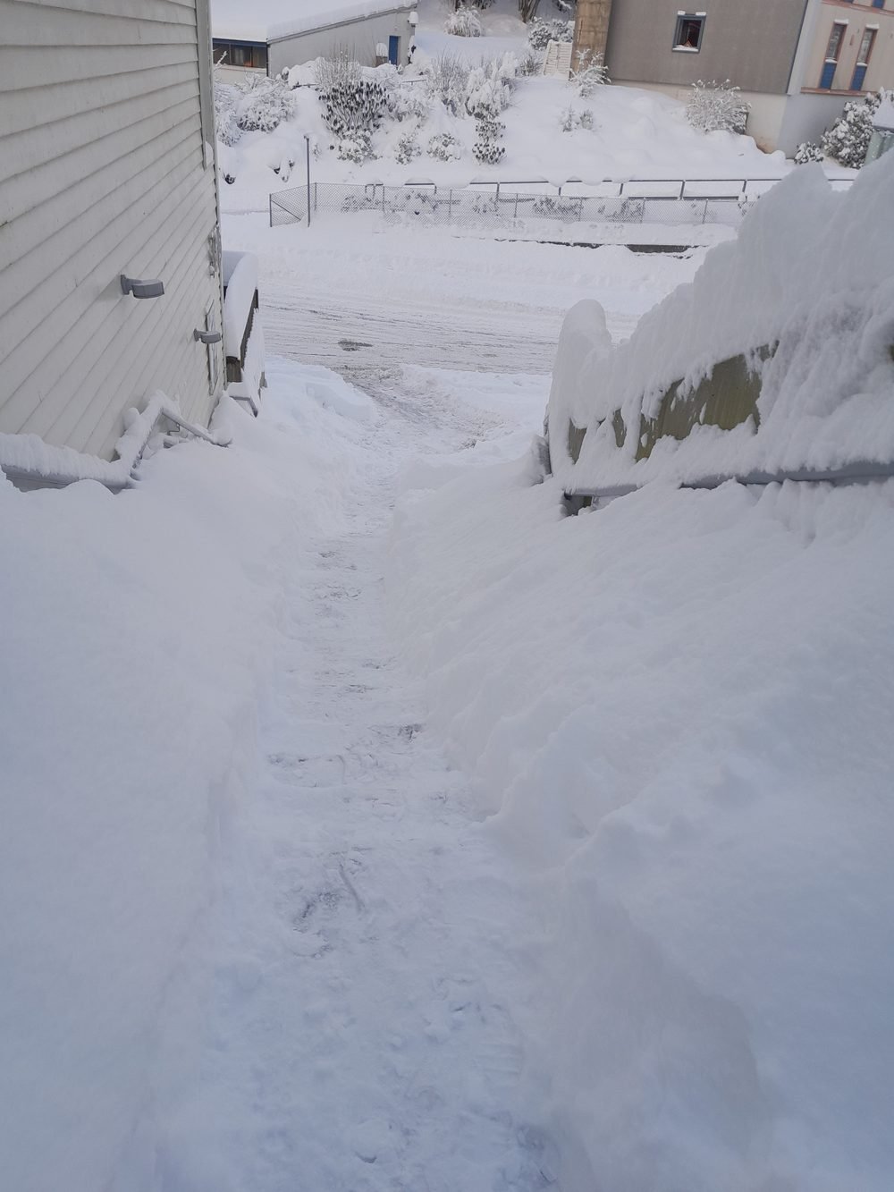 Escalier extérieur d’un immeuble de Bergen recouvert d’une épaisse couche de neige