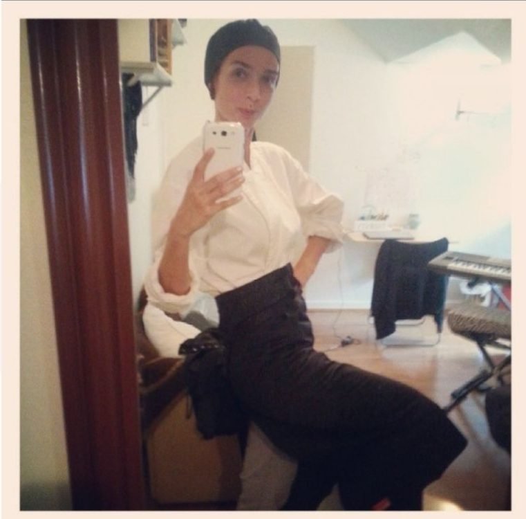 Selfie d’Angélique Olivia en uniforme de cuisine, chez elle, avant de partir travailler