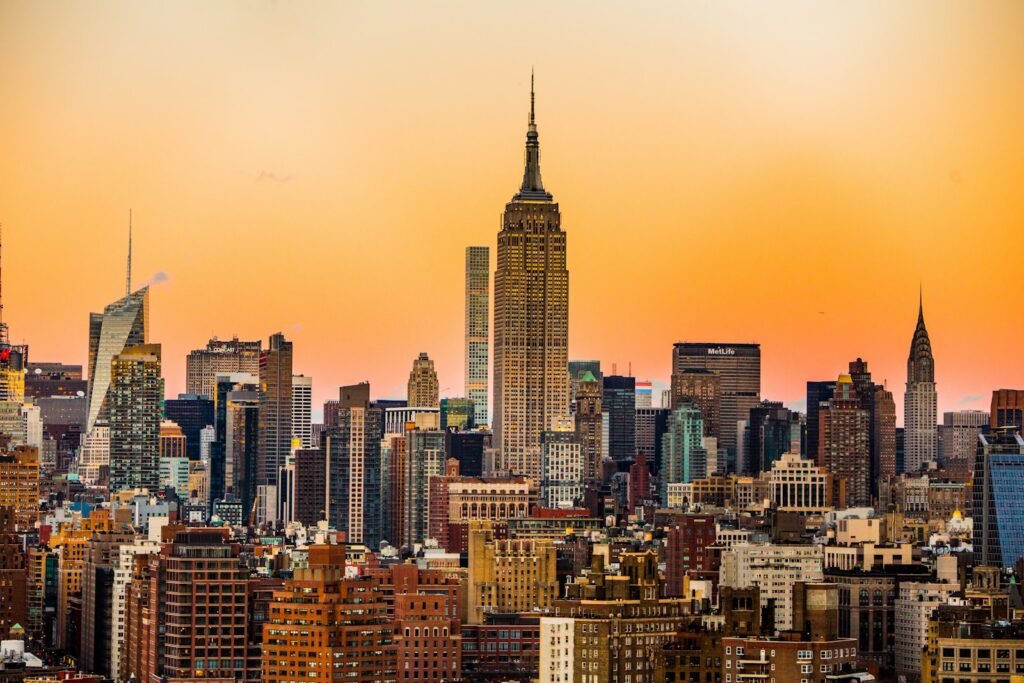 landscape photo of New York Empire State Building - un décor classique de romance contemporaine de milliardaires