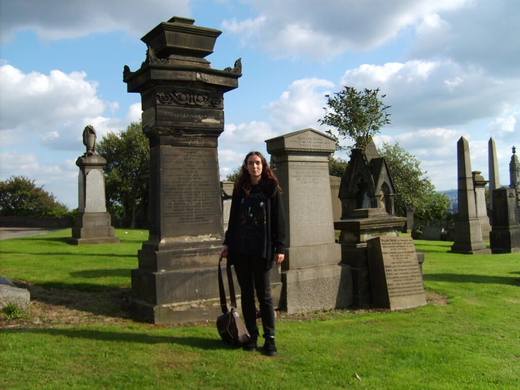 Une photo d'Angélique Olivia à la nécropole de Glasgow
