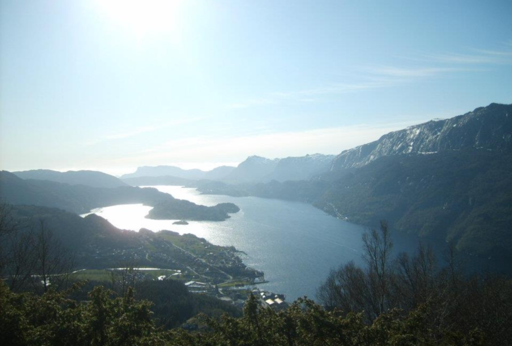 Sérénité sur le sommet de la colline à Dale i Sunnfjord, Norvège